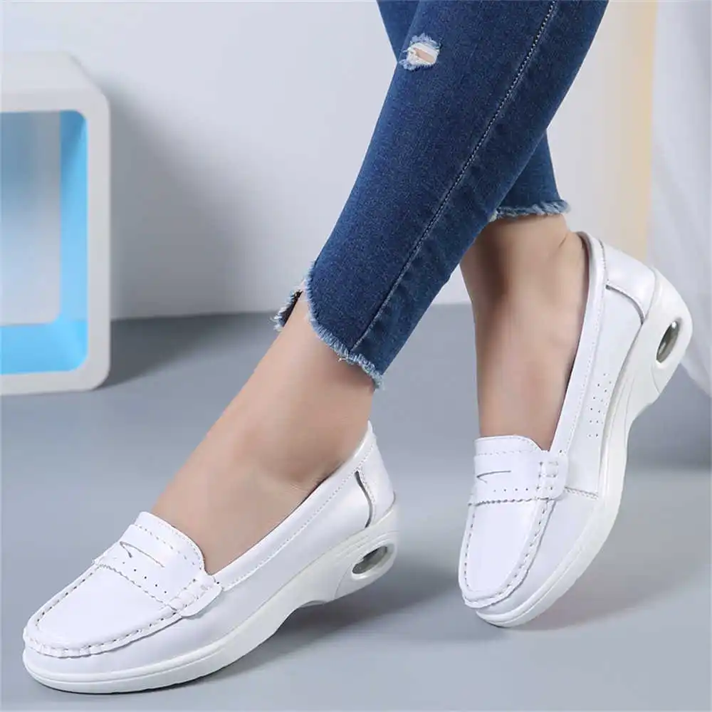 Thick Sole Slipon White Traine - огляд і ціна Wedding Supply Store Canada